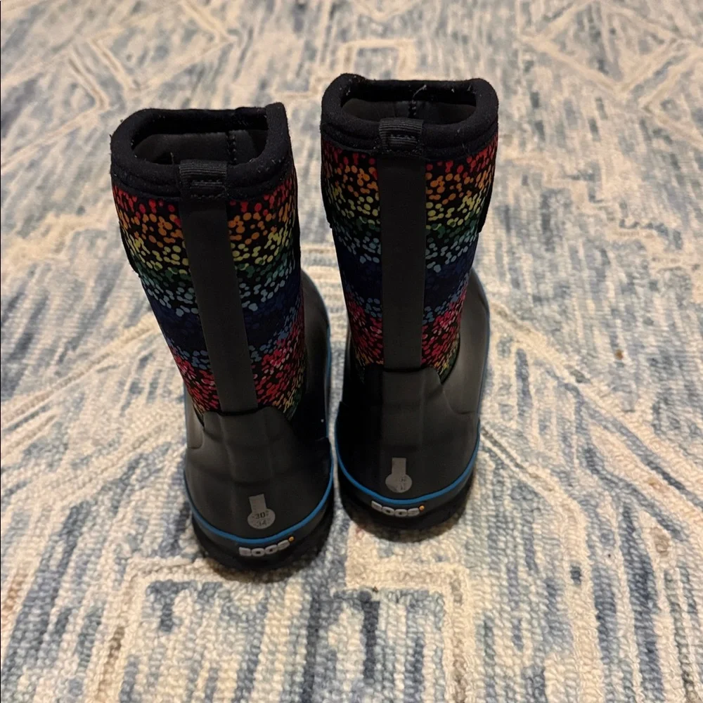 BOGS YOUTH CLASSIC BOOTS- BLACK/ RAINBOW Size 4 (72728-009)